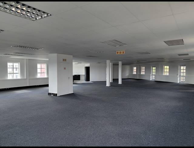 2,804M² OFFICE FOR SALE IN FOURWAYS